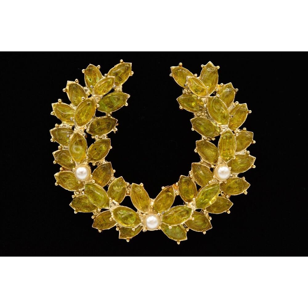 Vintage Pressed Glass Pin Brooch Green Gold Tone Wreath Heavy Ornate Bin7